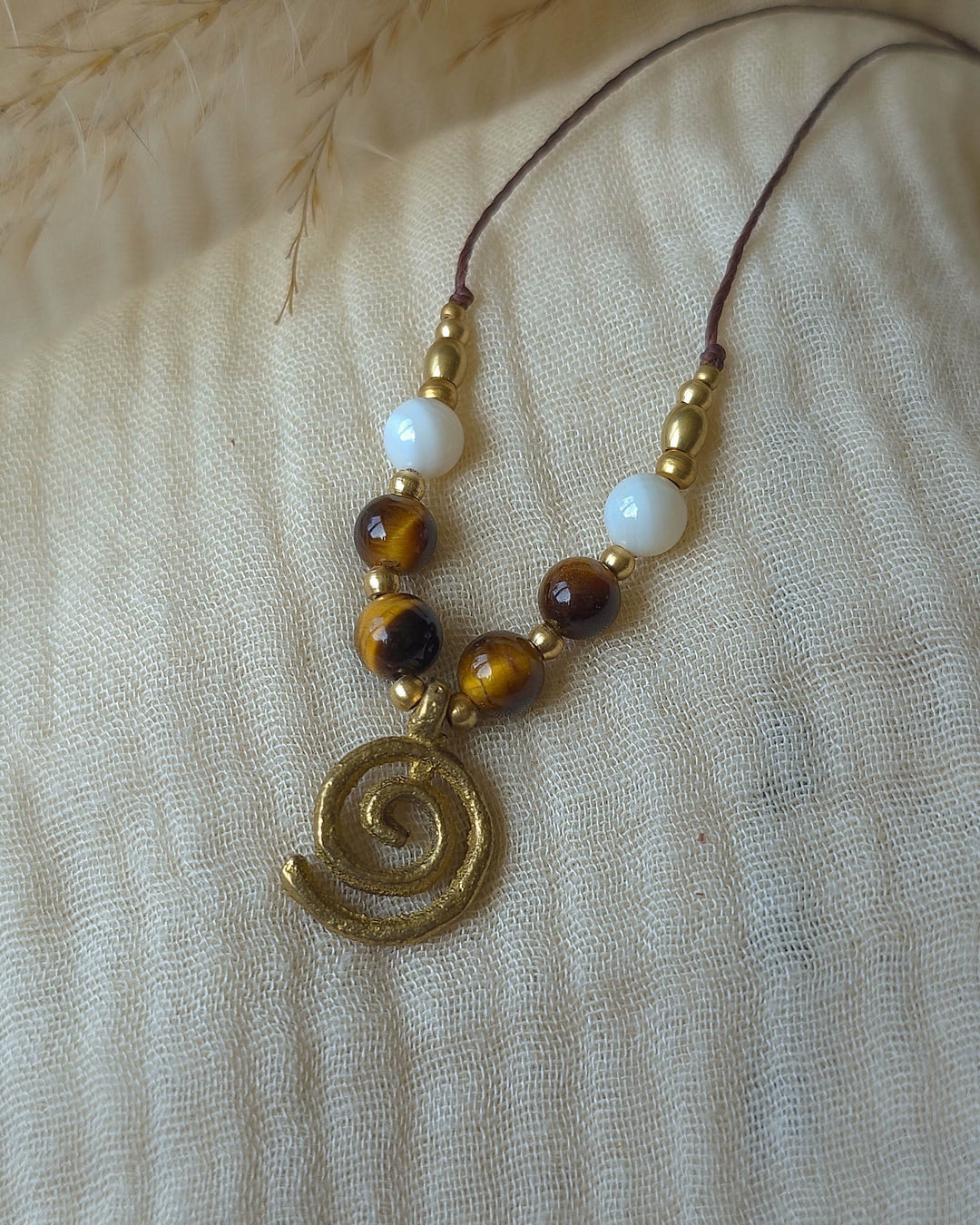 Sea Whirl - Spiraal Ketting met Tijgeroog en Schelpen